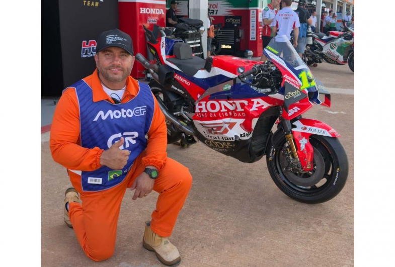 Marco ao lado da moto do brasileiro Diogo Moreira