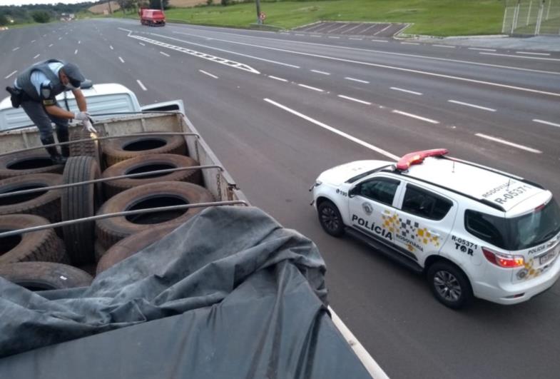 TOR apreende carreta com 118 pneus da China sem nota na Castelo Branco 