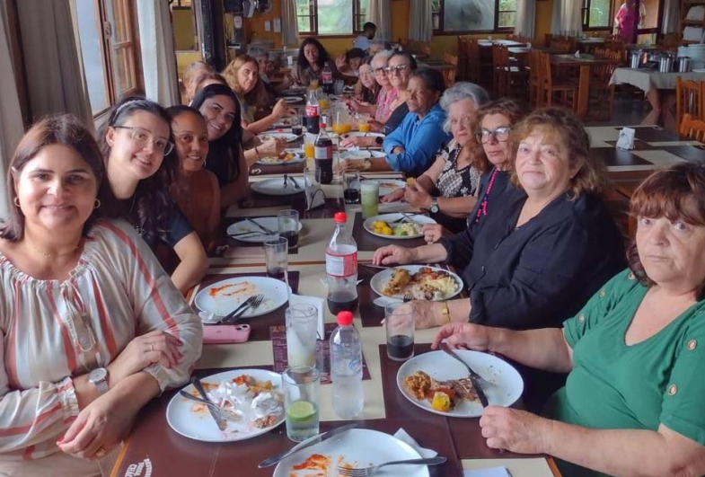 Melhor idade reunida saboreando um  delicioso almoço preparado  especialmente para elas