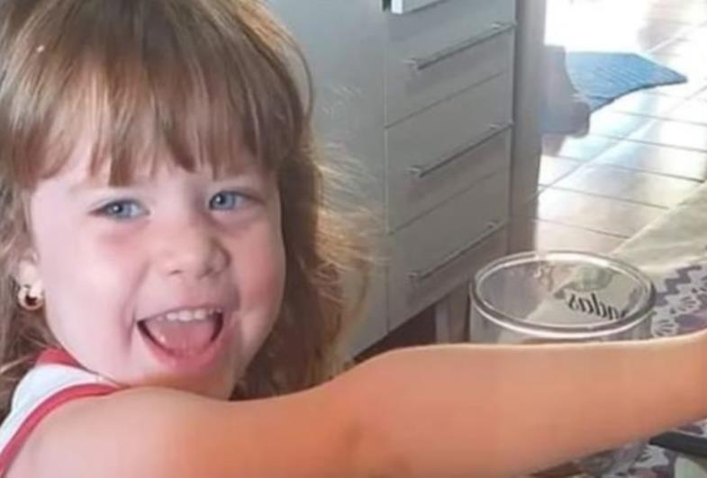 Menina de 4 anos morre afogada em piscina de chácara