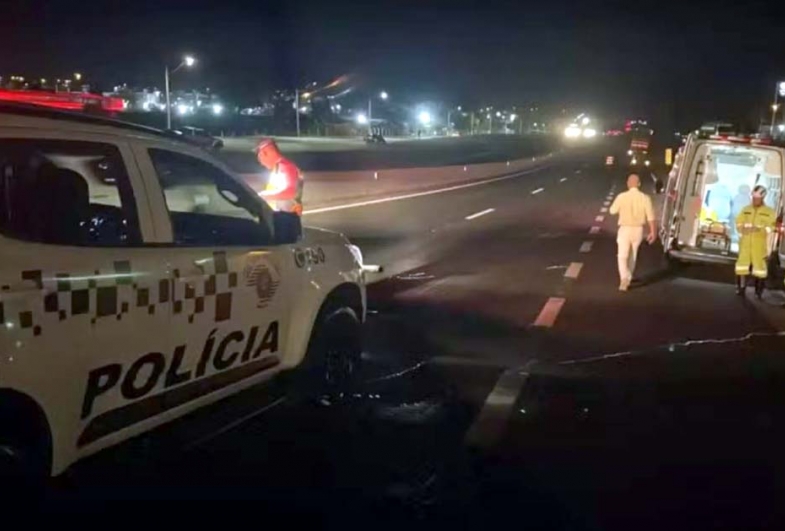 Motociclista atinge pedestre no acostamento de rodovia, cai na pista e morre ao ser atropelado por caminhão
