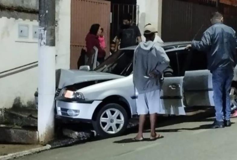 Motorista passa mal ao volante e atinge carro em poste 