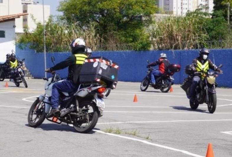 Convênio entre Motofretista Seguro do Detran.SP e Banco do Povo cria linha de crédito para motos elétricas