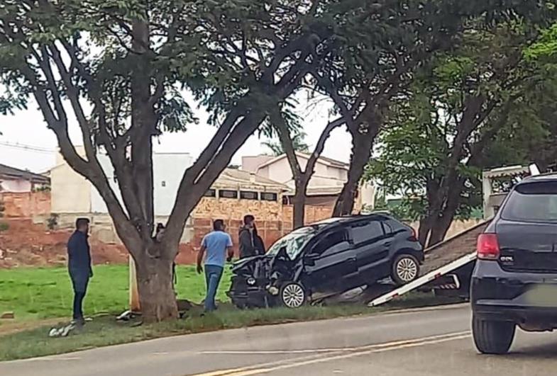 Mulher morre após carro bater em árvore