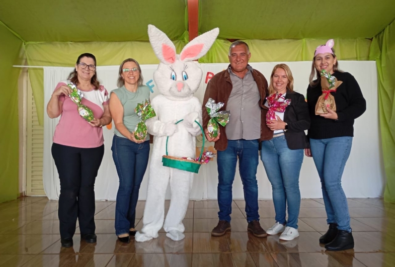Prefeitura de Sarutaiá entrega ovos de páscoa para os estudantes