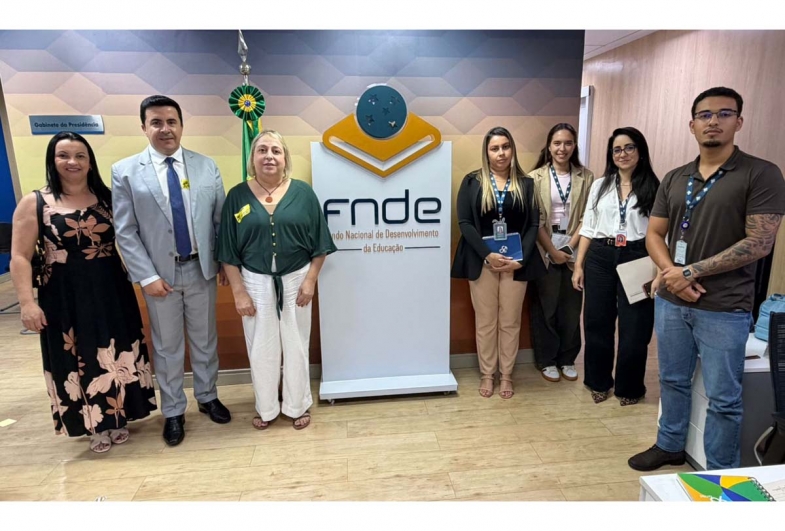 No FNDE, Valdirene, Cristiano e Gilmara com as servidoras do órgão