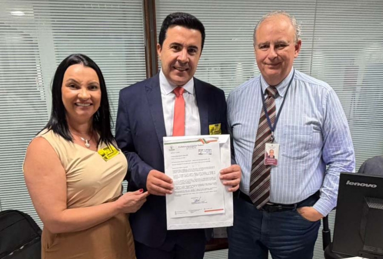 No gabinete do deputado Felipe Becari