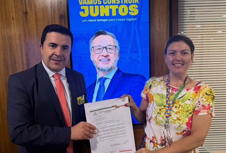 No gabinete do deputado João Cury