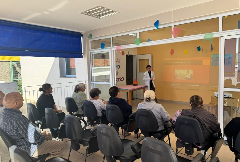 Nutricionista Géssica ministrando a palestra