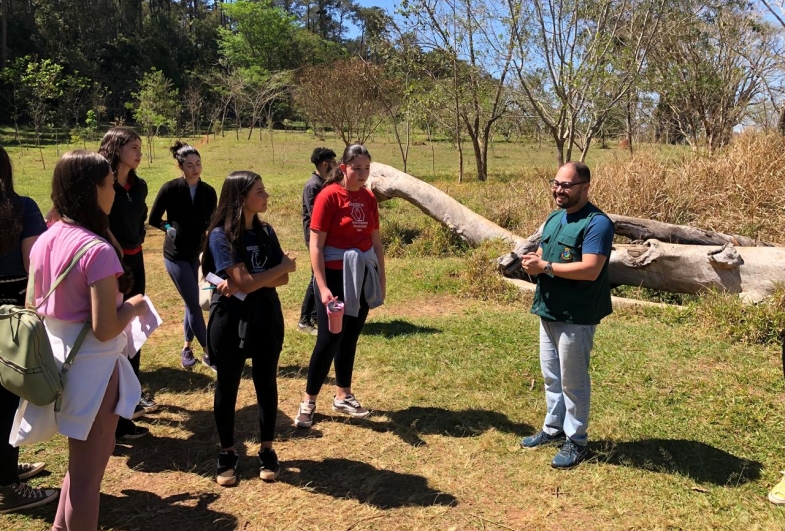 O biólogo Fabricio Caldeira conversa com alunos durante visita