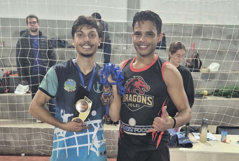 Capitão Felipe recebendo das mãos do Danilo do Dragons o troféu de campeão e as medalhas do time