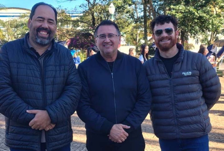 O prefeito Roberto Araujo com o secretário Victor e o vereador Hidalgo