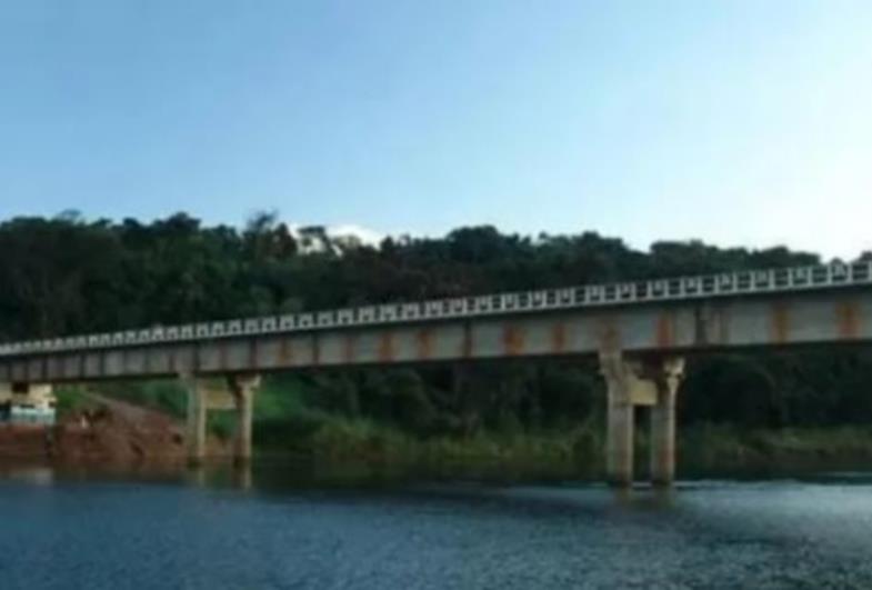 Caminhão cai de rodovia e afunda em rio em Paranapanema