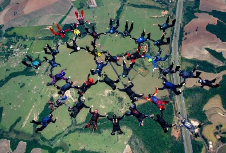 Mais de 40 paraquedistas de todo país se reúnem para tentar bater recorde