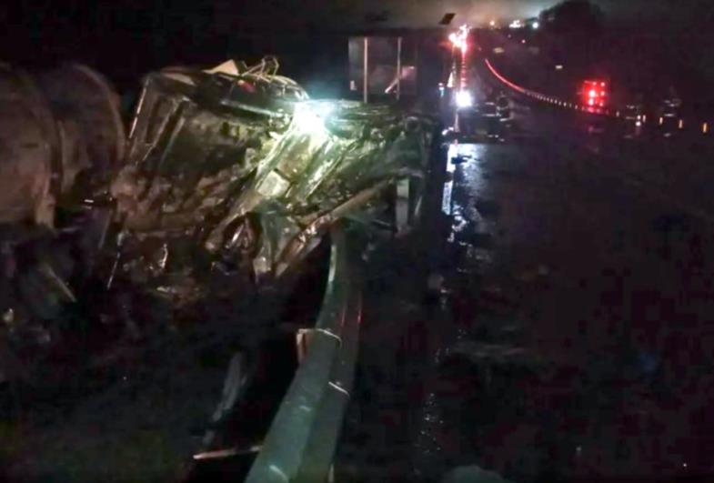 Motorista morre carbonizado em acidente entre carreta e caminhão