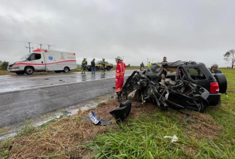 Acidente com caminhão mata motorista e deixa carro destruído na BR-153