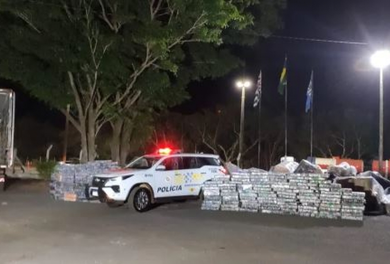 Fardos de maconha são encontrados dentro de sofás transportados por caminhão