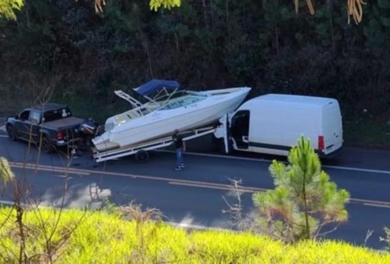 Lancha se desprende de carro e atinge furgão em rodovia no interior de SP