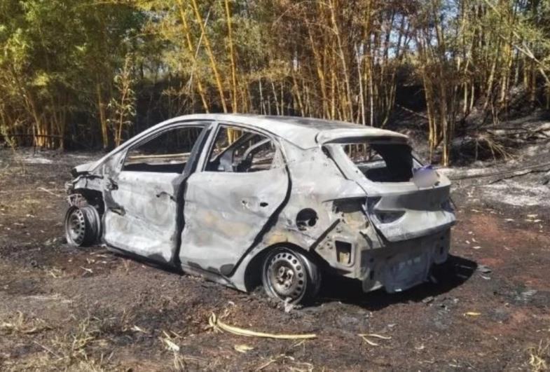 Carro pega fogo após acidente em rodovia de Piraju