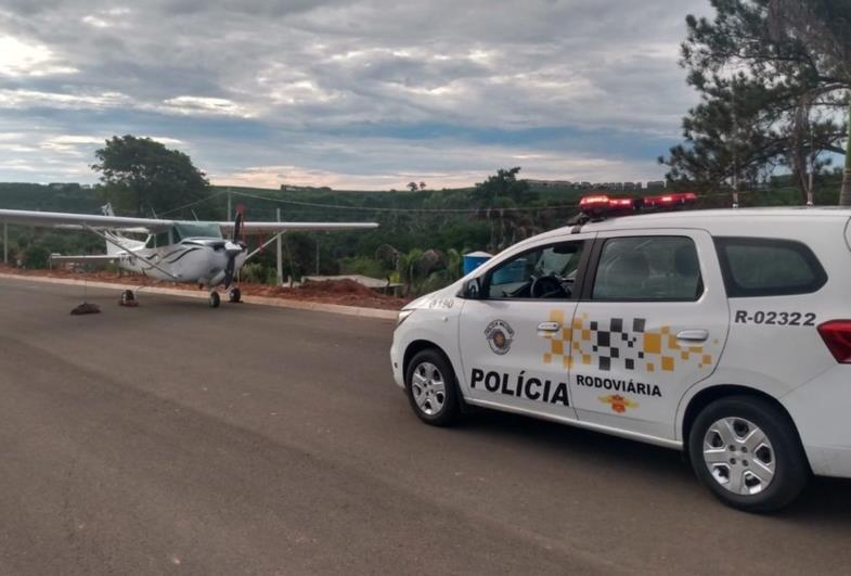 Avião faz pouso forçado em rodovia do interior de SP