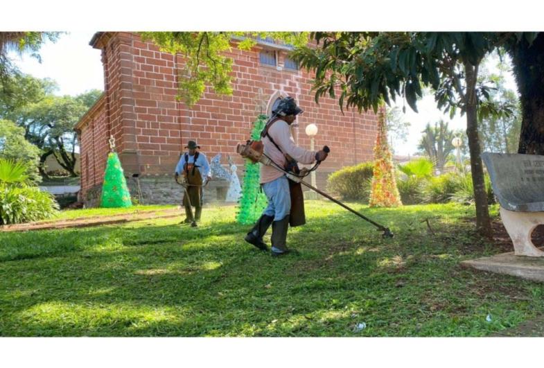  Prefeitura de Timburi intensifica serviços de limpeza  e poda do mato em diferentes regiões da cidade