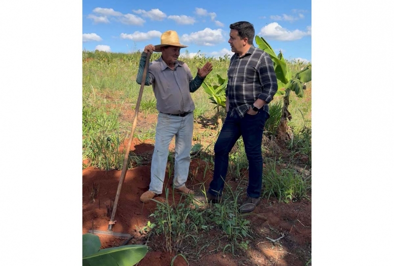 Prefeito Cristiano Amorim com agricultores do Banco da Terra