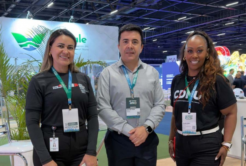 Prefeito Cristiano Amorim com representantes  do projeto Bairro Paulista