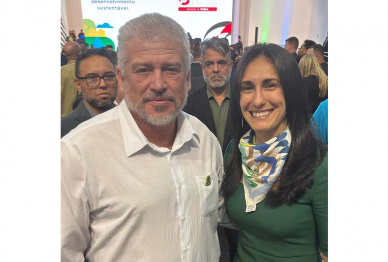 Prefeito de Tejupá com a secretária  de Meio Ambiente, Infraestrutura e  Logística de SP, Sra. Natália Resende