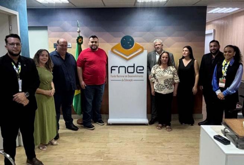 Prefeito de Tejupá, Roberval e sua comitiva com a equipe técnica do FNDE