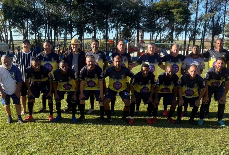 Prefeito João, com a equipe do CME Sarutaiá