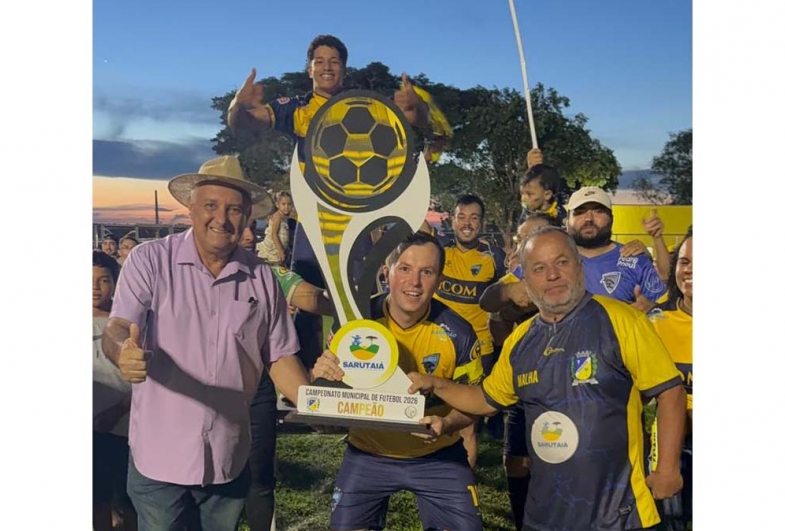 Prefeito João da Tapera e diretor de Esportes Rogerinho, entregando o troféu de  campeão ao time do Nacional Jr