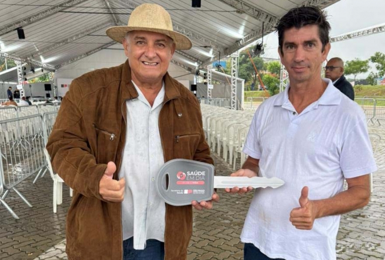 Prefeito João da Tapera e motorista  Roberto, representando todos os  condutores de Sarutaiá