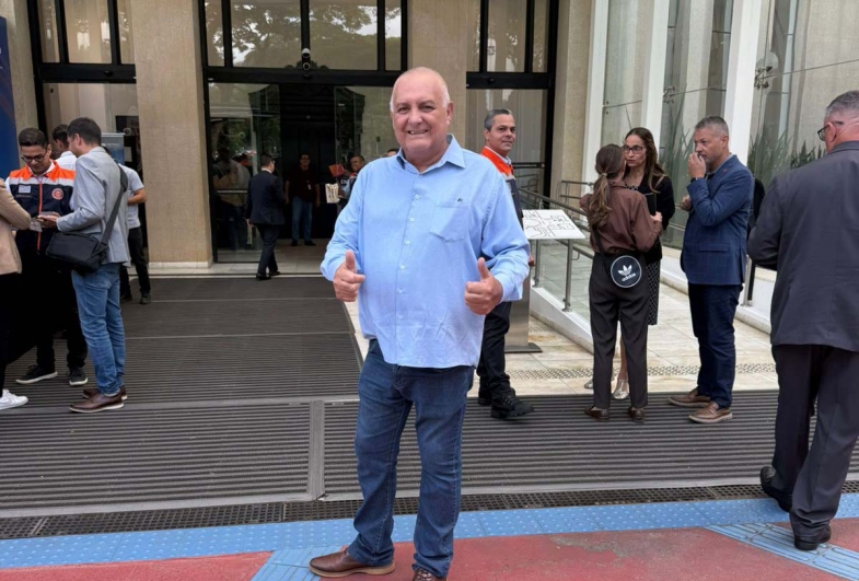 Prefeito João da Tapera na entrada do  Palácio dos Bandeirantes em São Paulo