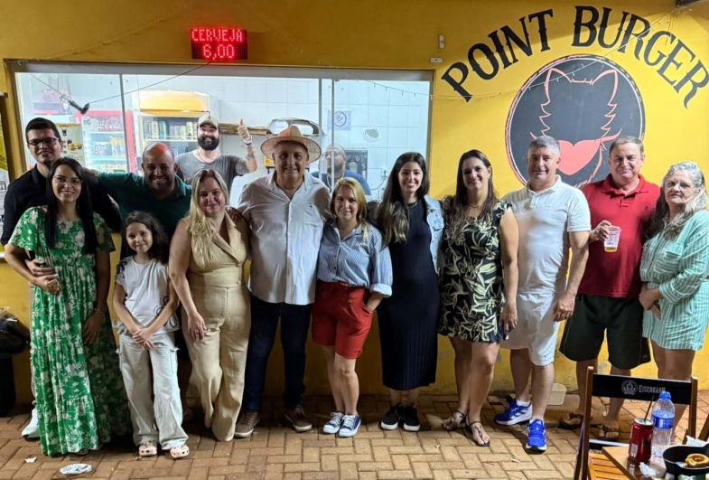 Prefeito João da Tapera, primeira-dama Wilma e presidente  da Câmara Rodrigo Fuloni com a família reunida