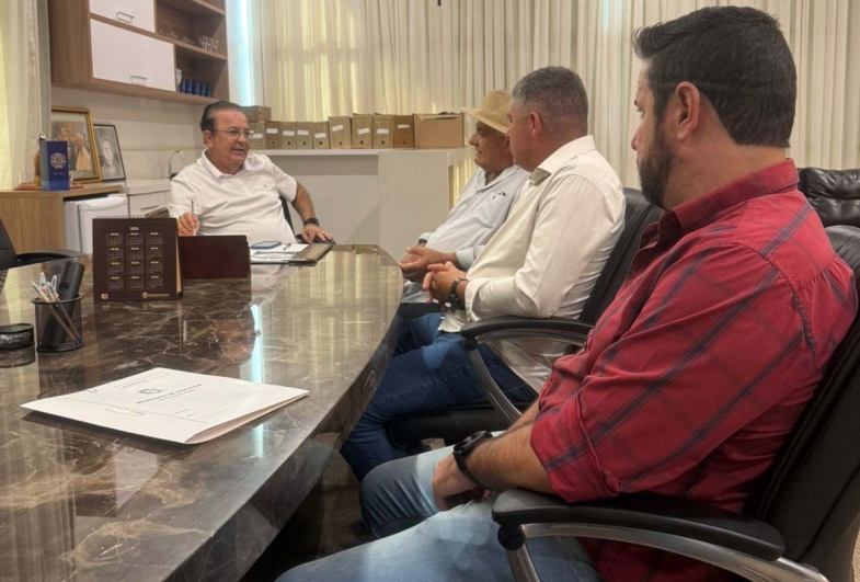 Prefeito João, presidente da câmara Rodrigo e  engenheiro Clayton em reunião com o deputado
