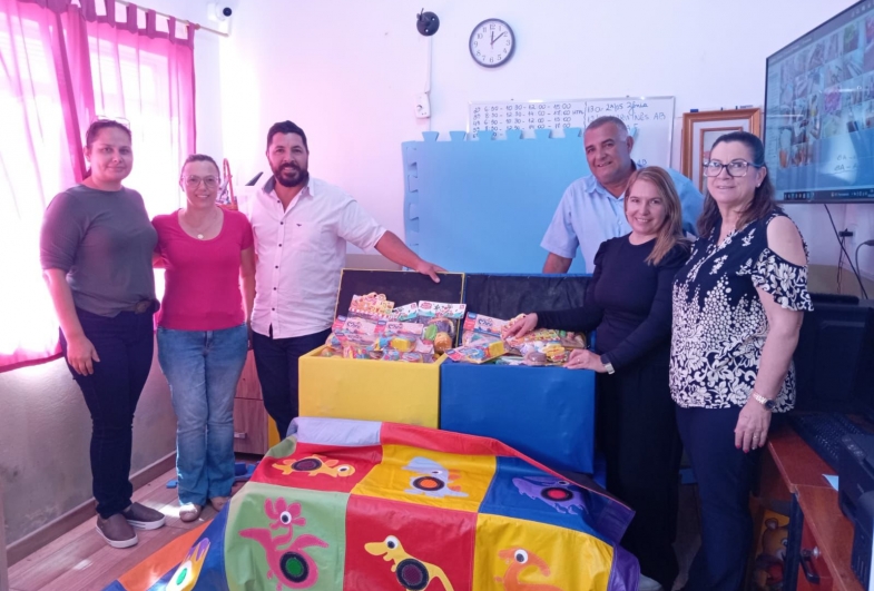 Prefeito João, primeira-dama Wilma, vice Gango, junto da coordenadora da educação  Keli, entregando os brinquedos para a equipe gestora da Emei, Conceição e Vívian