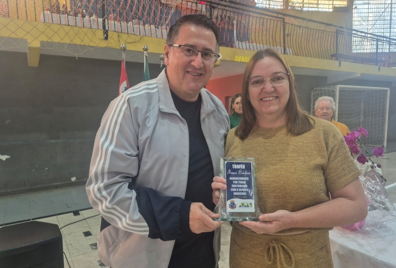 Prefeito Roberto homenageia Ivani, através de sua filha Adriana
