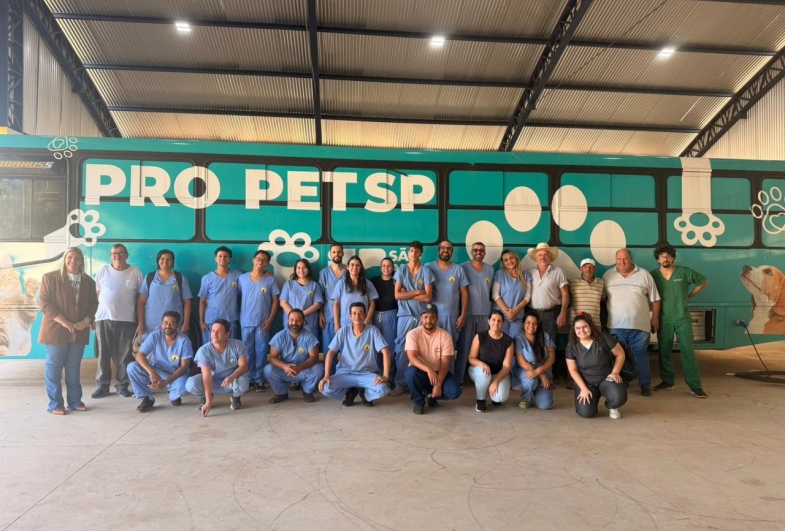 Prefeito Roberval de Oliveira e secretária Bruna junto com a equipe do Castra-Móvel
