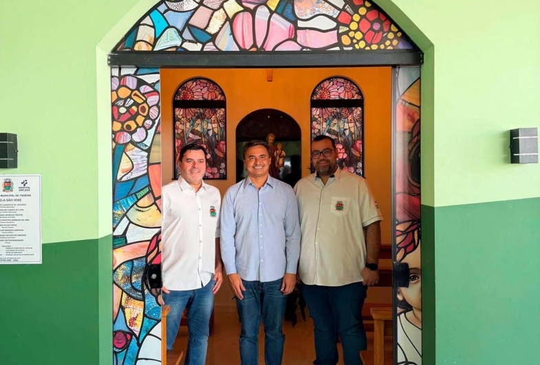 Prefeito Ronaldo GL, Maurício Neves e diretor do Hospital Paulo Roberto