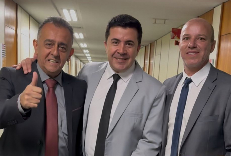 Prefeitos Carlinhos Pneus (Piraju), Cristiano Amorim (Timburi) ex-jogador do Flamengo Marcelo Rocha