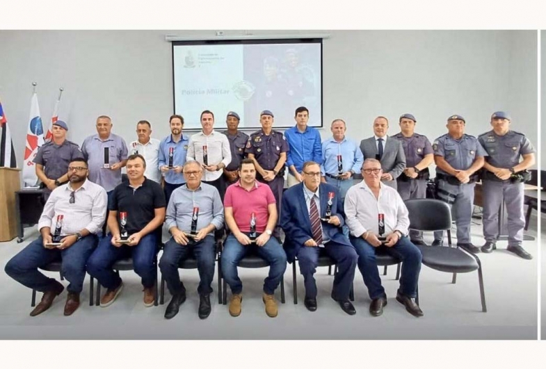 Prefeitos da região e militares na reunião