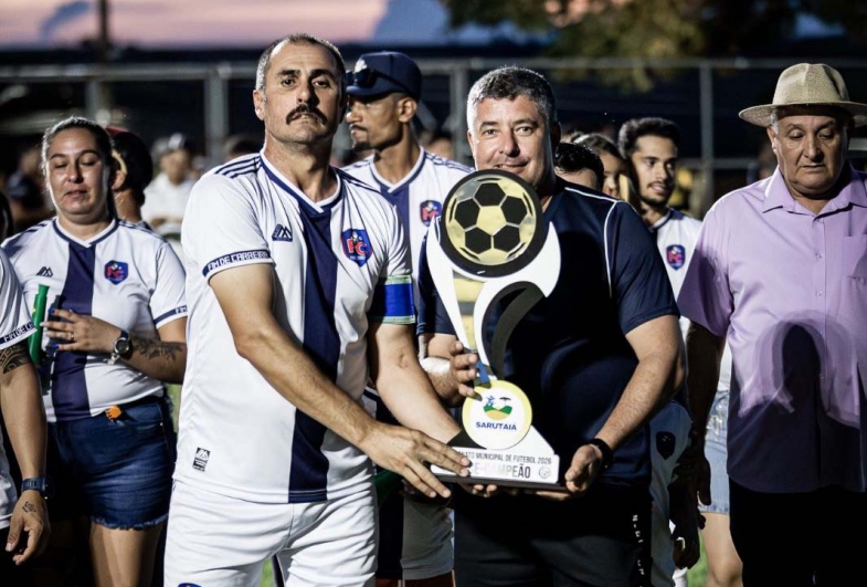 Presidente da Câmara Rodrigo Fuloni entregando troféu de vice campeão ao capitão Felipão do Fim de Carreira