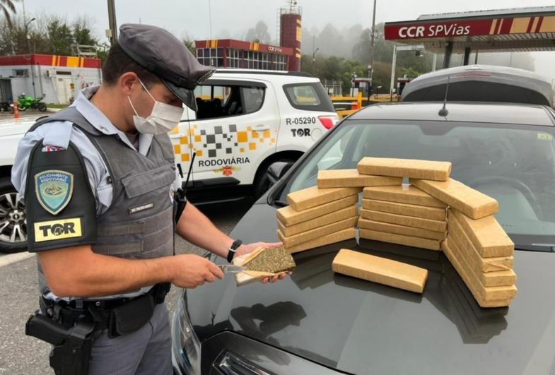 Casal é preso em praça de pedágio transportando tijolos de maconha