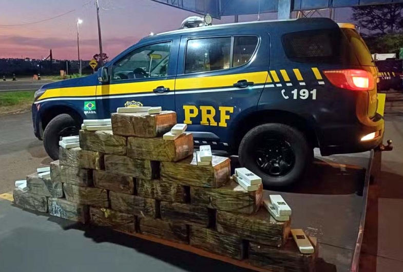 Polícia Rodoviária Federal apreende grande quantidade maconha após fuga de motorista