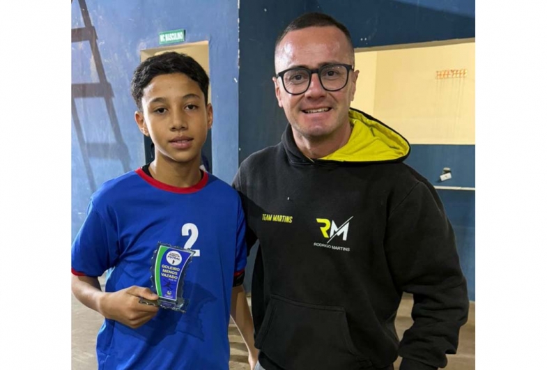 Professor Rodrigo Martins e goleiro menos vazado do Sub-14, de Fartura