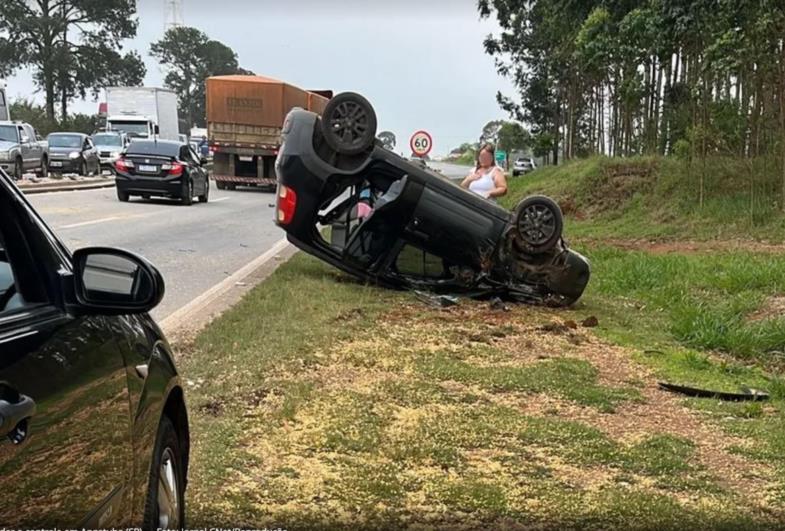 Caminhão com grãos tomba e provoca batida entre veículos na Rodovia Raposo Tavares
