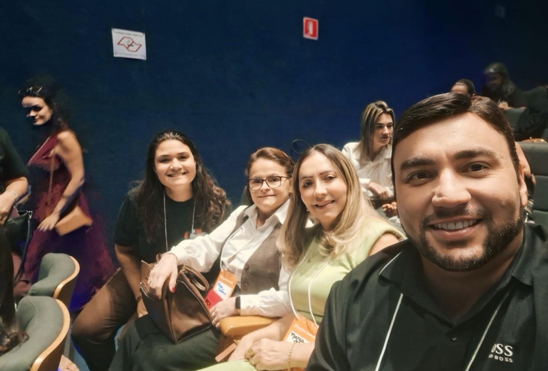 Regiane, da Diretoria de Ensino, com a secretária de Educação Maria Vilma acompanhada de seus antecessores  Maria Antônia e Xão Chechi