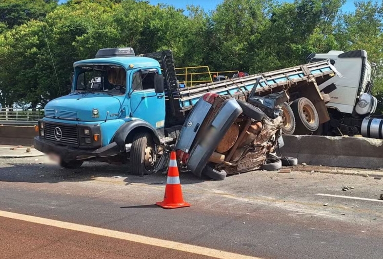 Acidente entre caminhões e carro deixa cinco feridos na Rodovia Raposo Tavares