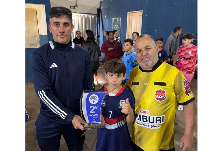 Rogério Castro entregando o prêmio de vice-campeão Sub-12 para Fartura