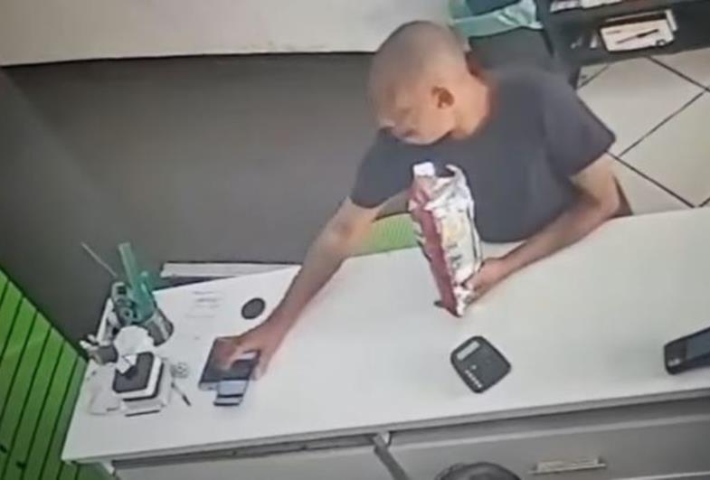 HOMEM APROVEITA DA BONDADE DE FUNCIONÁRIA DE LOJA, FURTA O CELULAR E ESCONDE EM SACO DE SALGADINHO